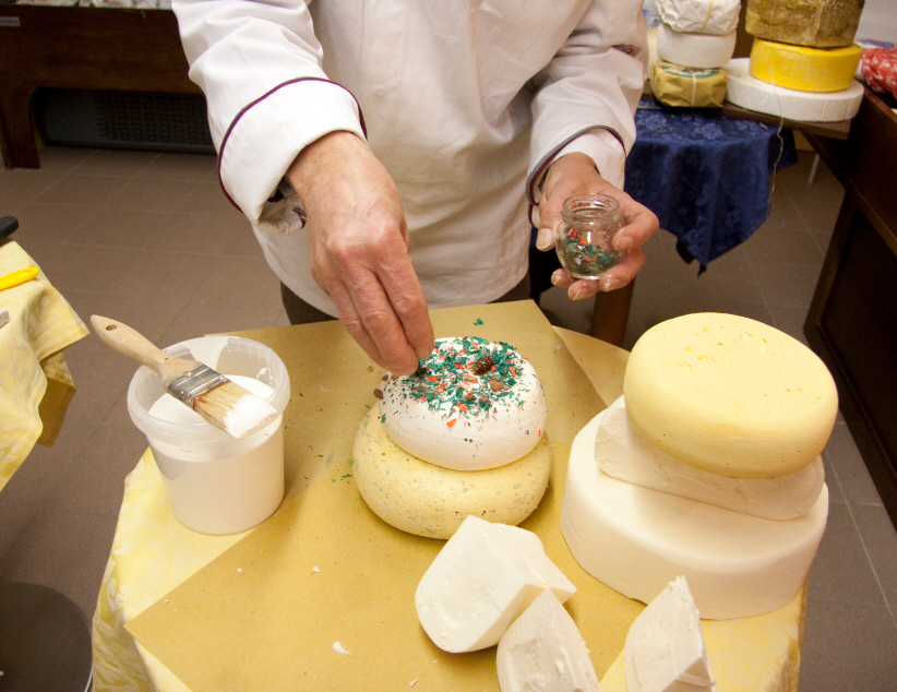 I formaggi finti vengono trattati esternamente con prodotti plastici (disinfettanti), in modo che possano stare insieme ai prodotti veri